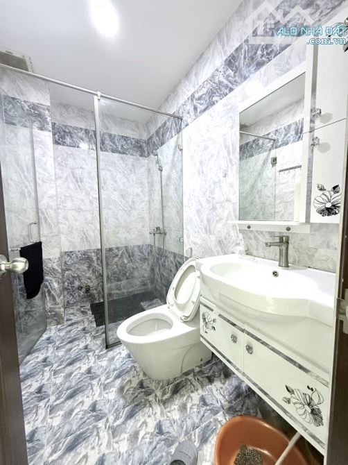 HẺM 1 TRỤC SÁT MẶT TIỀN - ĐANG CHO THUÊ SPA 18TR - NHÀ 80M2 x 4 TẦNG MỚI ĐẸP CHỈ 9.9 TY - 8