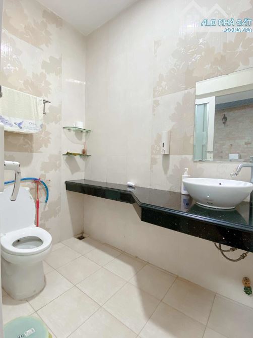 Bán BIỆT THỰ PHÚ NHUẬN  DT: 9.6 x20m, 5 tầng , 188m2, dòng tiền 60tr / tháng. - 9