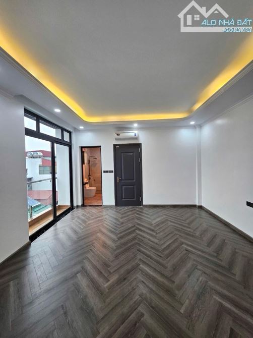 Nhà đẹp ở ngay phố Hoàng Như Tiếp - 15m ra mặt phố ô tô tránh - Giá hợp lý - 9