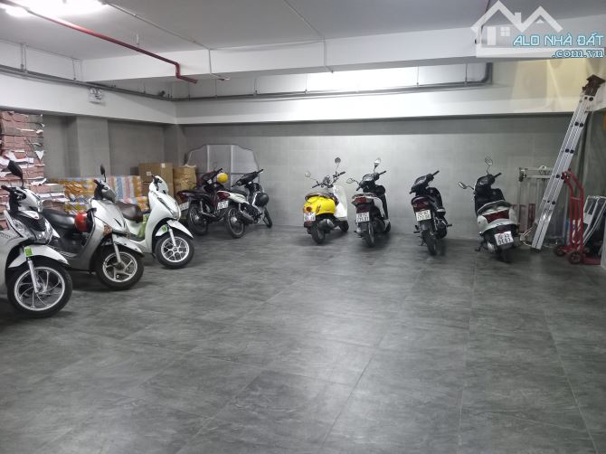Bán Tòa Văn Phòng mặt phố Xuân La DT 293m2 *11 tầng * MT 12,6m, Giá 209 tỷ