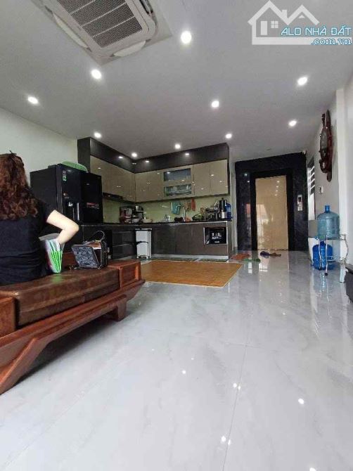 Bán nhà Tân Mai, quận Hoàng Mai 60m 7 tầng nhà mới cực đẹp thang máy, ô tô cất trong nhà,
