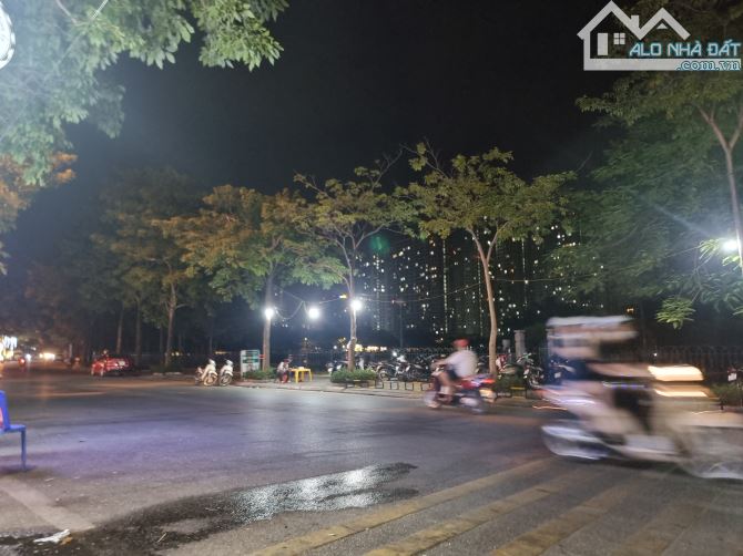 Nhà đẹp Thượng Cát 42m2 5 tầng 7,7m mt Góc- thang máy - ô tô qua -  Vành đai 3,5 Cầu 5,x t