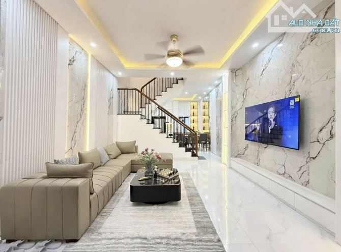 [BÁN GẤp] BÁN NHÀ NGỌC THUỴ- Nhà Dân Xây-Ô tô đỗ cửa- chỉ 6,4 Tỷ    Nhà mặt ngõ gần MIPEC,