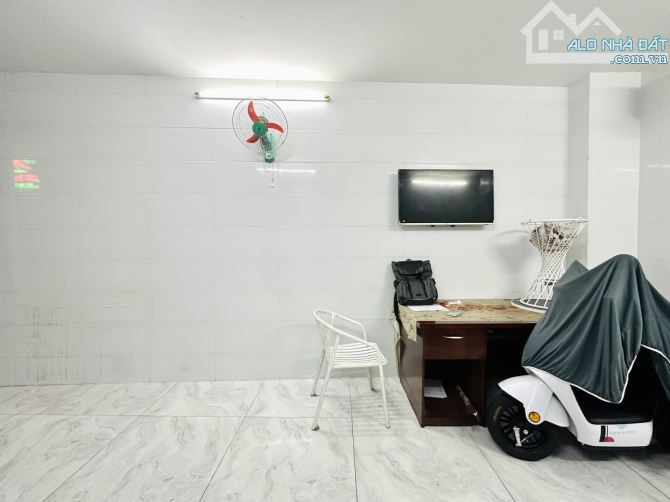 Bán nhà Quận 1 - Hẻm kinh doanh oto - 44m2, không quy hoạch