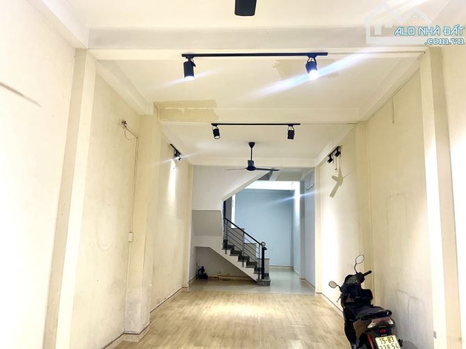 Bán nhà Quận 8 xe hơi đỗ cửa đường Dương Bá Trạc thuận tiện tất cả mọi phương diện.
