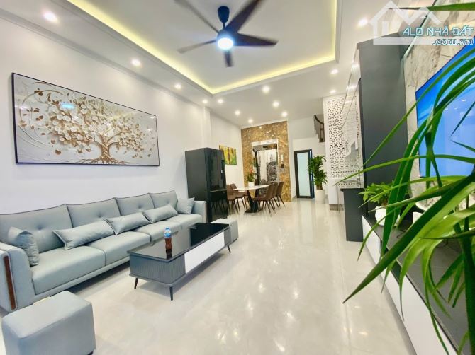 NHỈNH 11 TỶ CÓ NGAY NHÀ ĐẸP -  6 TẦNG THANG MÁY- CỔ LINH- LONG BIÊN - DT 50M - MT4,5M