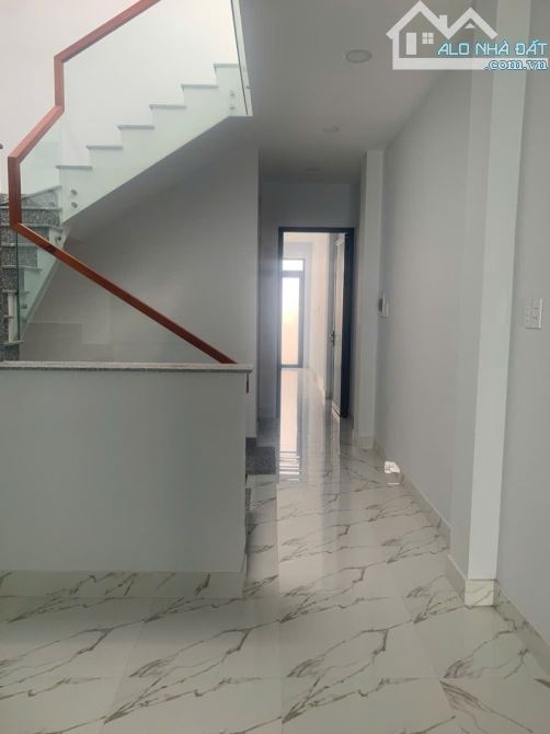 Bán nhà đường Lê Văn Thịnh, P . Cát Lái, TP HCM. 3 tầng. DT 124m2, sổ hồng. Giá 9.5 tỷ.