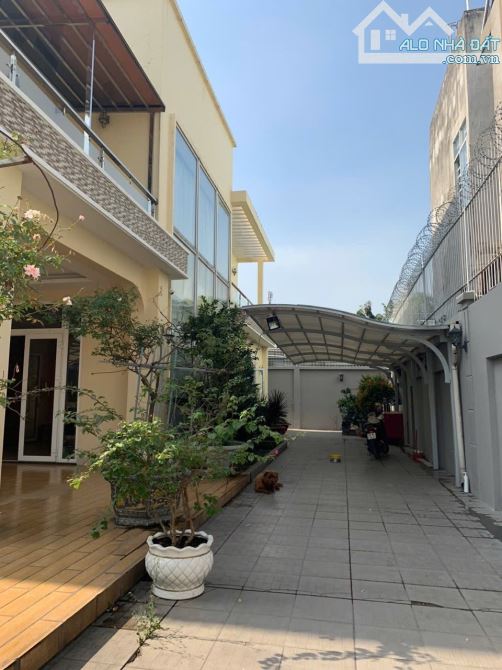 BIỆT THỰ SÂN VƯỜN 1000M2 SANG TRỌNG RỘNG RÃI BẬC NHẤT HÓC MÔN
