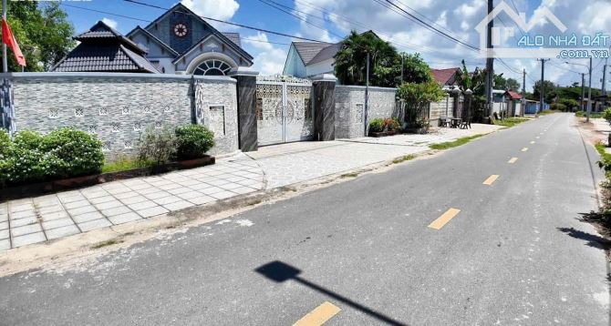 Cách Biển 2km - Ngay nhà hàng Kim Vân vào khu vực toàn biệt thự và homstay kinh doanh