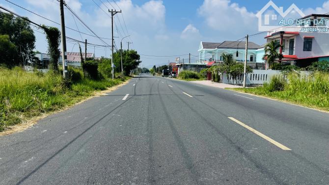 Bán Đất Mặt Tiền Đường Nhựa 8m  Cách Đường ven biển Nguyễn Tất Thành 30 mươi mét Ngang