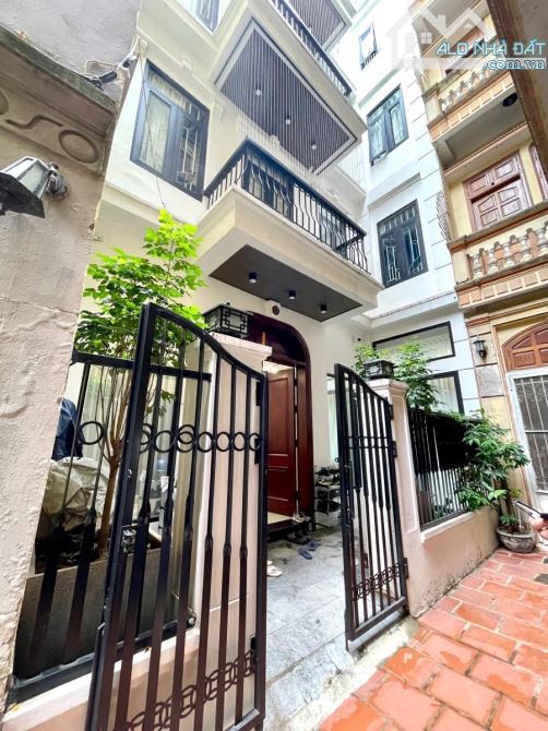 Bán nhà vườn Thịnh Quang 5 tầng 101m2 ô tô đỗ, ngõ thông, nội thất sang trọng ở, cho thuê
