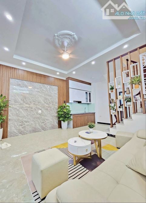BÁN NHÀ THẠCH BÀN LONG BIÊN,LÔ GÓC THOÁNG,SÁNG Ô TÔ ĐỖ CỬA DT 32M*5T*GIÁ 6,3TỶ