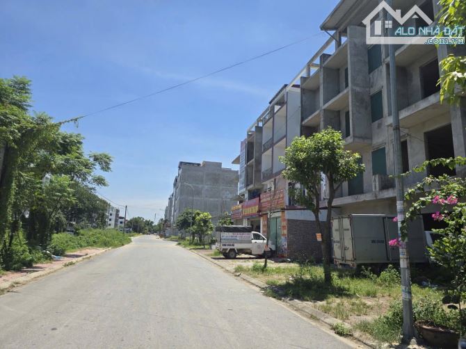 Bán nhà liền kề xây thô Parado mặt đường rộng 32m cần bán gấp