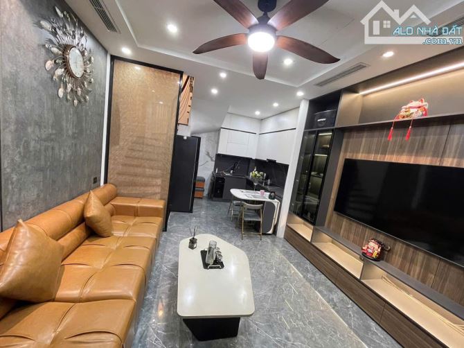 NHÀ RIÊNG TIÊU CHUẨN 5 SAO ngõ 295 Bạch Mai, Hai Bà Trưng  35m x 6T giá 18 triệu