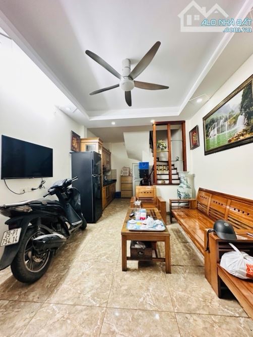 PHỐ CẦU GIẤY-CUC-HIẾM-NHÀ ĐẸP Bán gấp nhà 32m 5tầng gần phố Cầu giấy giá 7,7 tỷ.Mo tả:Nha