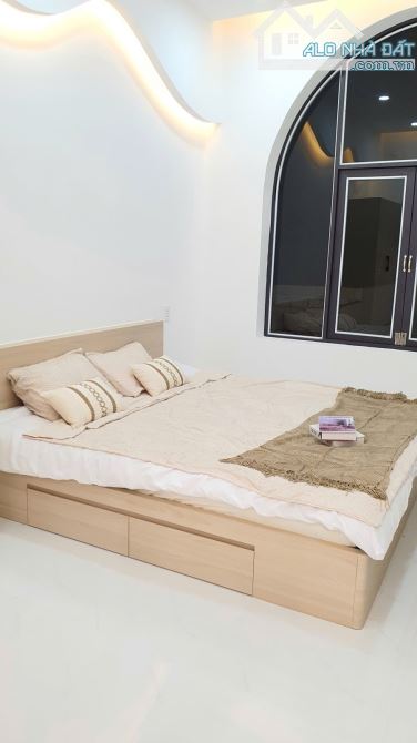 NHÀ ĐẸP 2 TẦNG – HẺM XE HƠI HỒ NGỌC LÃM – 68M² NGANG 5M – NỘI THẤT TẶNG FULL