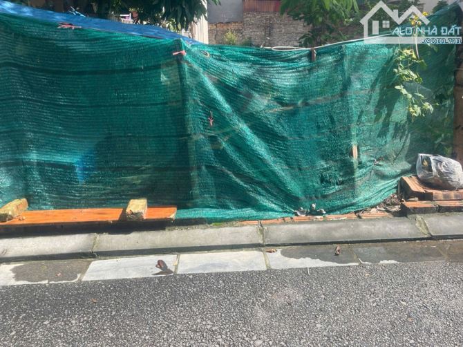ĐÌA – NAM HỒNG – ĐÔNG ANH – HÀ NỘI . Diện tích: 112m² – Mặt tiền: 6,9m – Vuông vắn, sổ đỏ