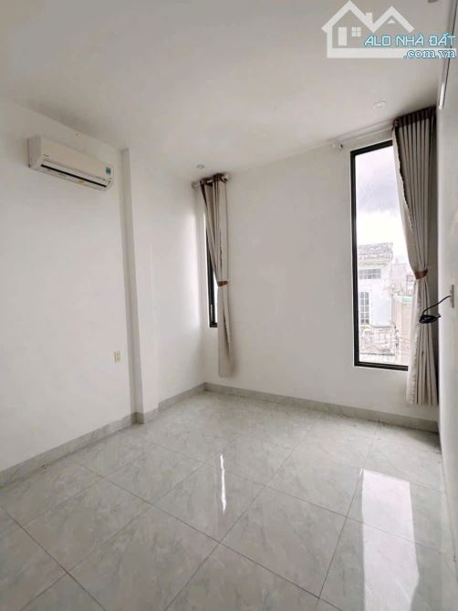 NHÀ LẦU 2 MẶT TIỀN – LỘ TRƯỚC 3.5 M VÀ SAU 2,5M – NHÀ ĐÃ HOÀN CÔNG – GẦN HOA VIÊN THÀNH ĐẠ