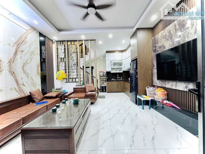 Bán nhà phố Thanh Nhàn, 27m, 5 tầng, chỉ hơn 5 tỷ, gần phố