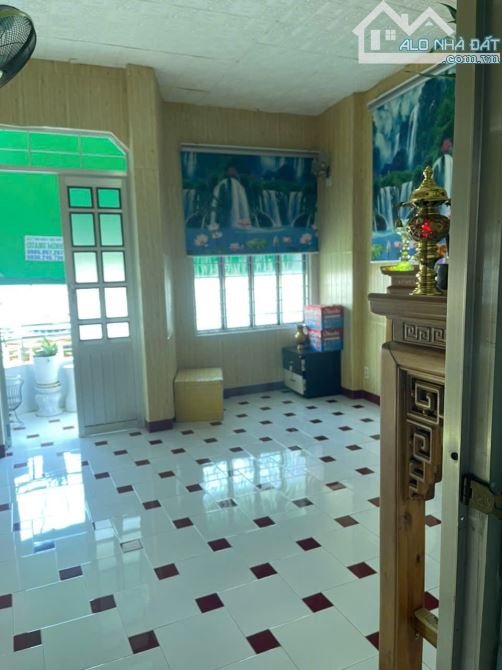 Bán nhà 3 tầng mặt tiền bàn cờ đường Trần Bình Trọng giá 8.2 tỷ