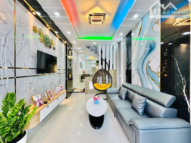 Bán nhanh căn nhà siêu vip tại Nguyên Hồng, Gò Vấp/ 50m2 Giá chỉ 5 tỷ 9/ SHR chính chủ