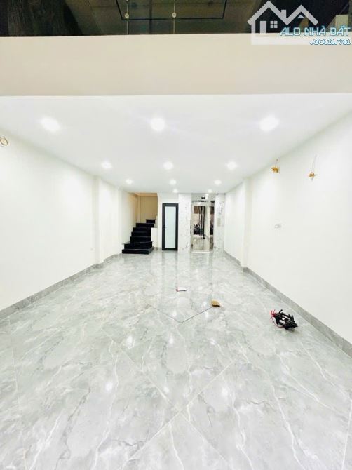 Bán nhà Tân Mai 45m2 x 5 tầng, thang máy, mới đẹp long lanh, ô tô ngủ trong nhà, giá 9,5