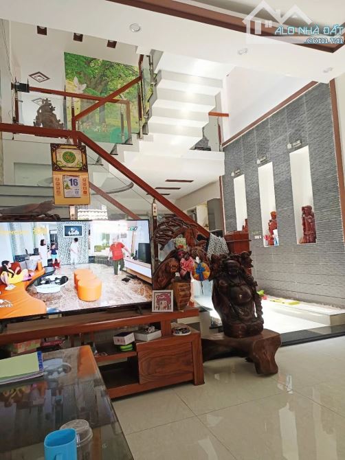 Bán nhà 3 tầng MT Chính Hữu.Sát biển.DT:147m2.Giá:13 tỷ.