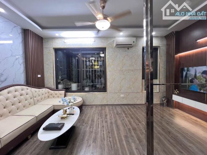 Bán nhà hiếm Cầu Giấy – 5 tầng hiện đại, sổ đỏ chính chủ, giá chỉ hơn 10 tỷ!