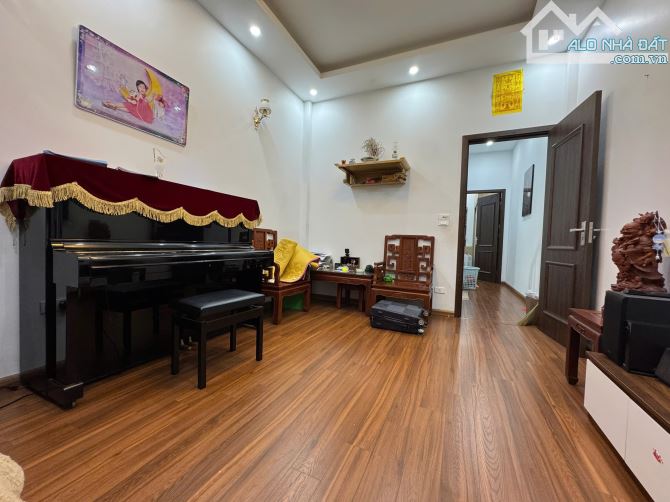 CẦU GIẤY - TRUNG TÂM - CÁCH 1 NHÀ RA Ô TÔ - 2 THOÁNG - NGÕ THÔNG - NHÀ ĐẸP 5 TẦNG- 13 TỶ
