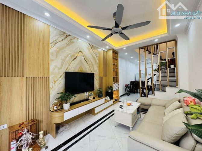 Bán nhà Hoàng Mai, Hồ Đền Lừ, 45m2 x 5 tầng, ô tô 10m, Giá: 6,85 tỷ( ctl)