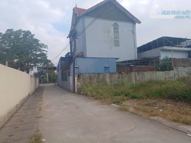 Bán lô đất cạnh trường học xã Việt Khê giá chỉ 6xxtr sát mặt đường thôn