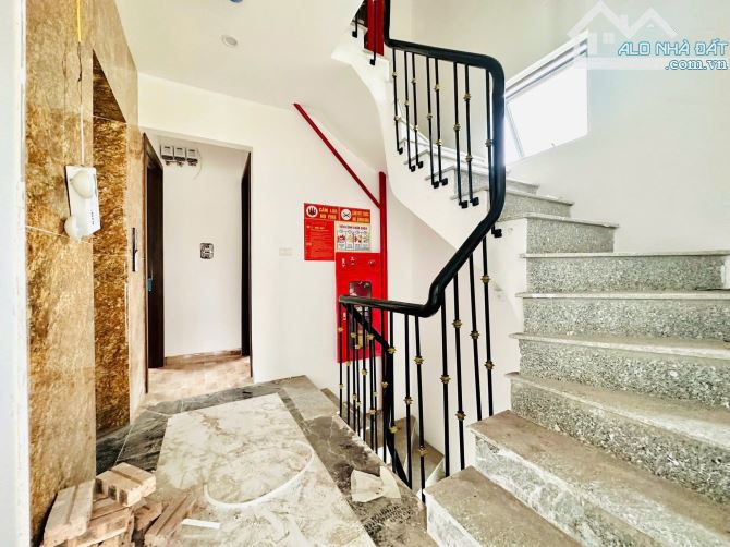 8 TẦNG 95M 15 PHÒNG THANG MÁY DÒNG TIỀN 45TR/THÁNG CHỈ 15 TỶ