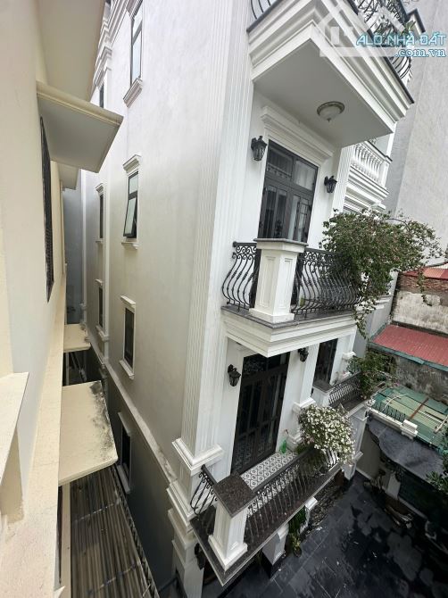 Bán nhà Tư Đình, ô tô vào nhà, 103m2, mt 8m, 3 tầng, 16.5 tỷ, ở ngay
