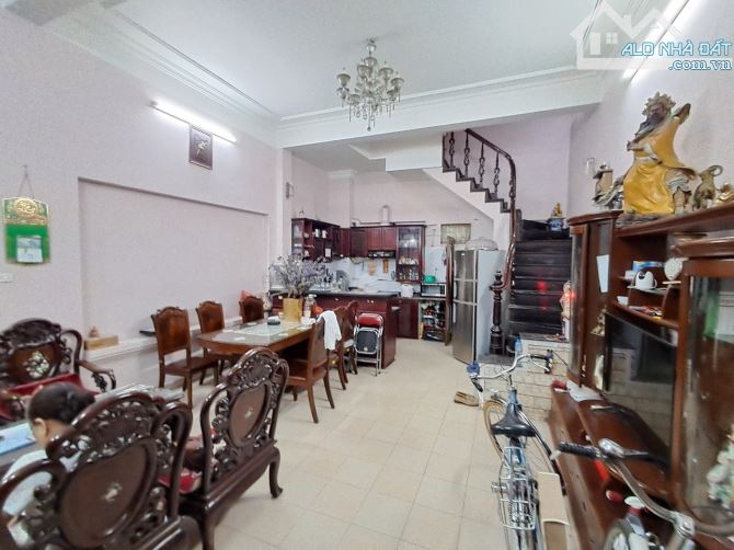 Bán nhà Lý Thường Kiệt, 45m2, 5 tầng, mặt tiền 5.2m, 30.5 tỷ, ngõ rộng thoáng, KD đỉnh