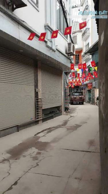 Khu Nhổn, Tu Hoàng 7 tỷ nhỉnh, 40m2 7 tầng thang máy sẵn công năng 5 ngủ gần ô tô, gầnQL32