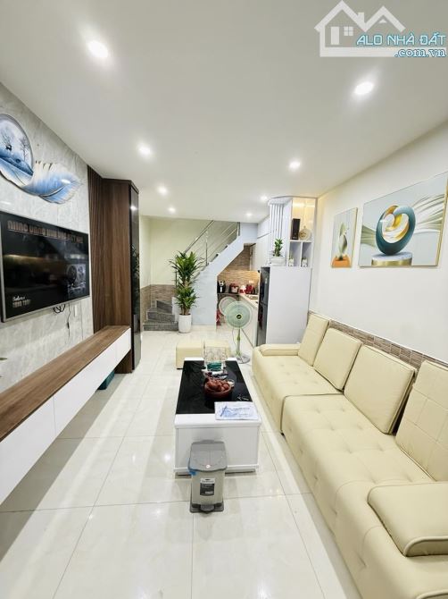 Nhỉnh 5 tỷ! Nhà đẹp ngõ Lệnh Cư, Khâm Thiên, Đống Đa 23m x 5 tầng mặt tiền 3.6m