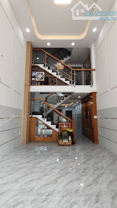 Tiếp tục lên siêu phẩm nhà 5 tầng tại đường TL422B với mức giá cực kì bình dân