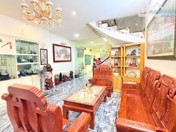 Bán nhà Trần Hưng Đạo, 45m2, 5 tầng, mặt tiền 5.2m, 30.5 tỷ, ngõ rộng thoáng, KD đỉnh