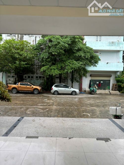 Cho thuê  tầng 1, DT 100m, làm văn phòng hoặc kho, oto đỗ cửa