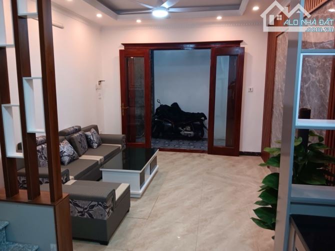 Nhà đẹp - Phúc Lợi- 30m 5 tầng- thơm mùi sơn- 5,45 tỷ về ở luôn.