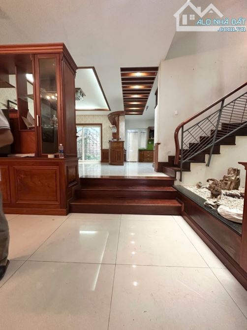 Bán Gấp Nhà Gần Sân bay - 174m2 (8x22) sổ đẹp - Trước nhà rộng 10m, có công viên