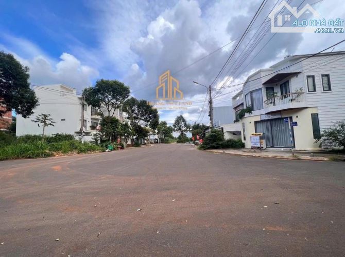 BÁN LÔ GÓC 2 MẶT TIỀN LÊ VĂN NHIỄU. DT: 12,5 x 24M. GIÁ: 16,9 TỶ