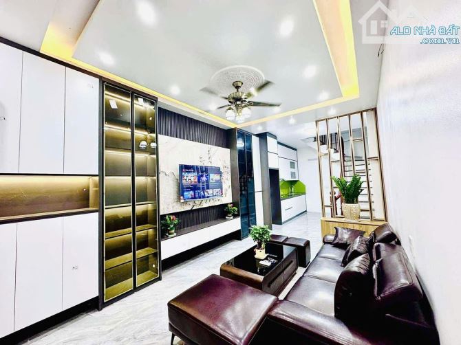 BÁN NHÀ PHÂN LÔ BÙI HUY BÍCH, HOÀNG MAI, 42M,5T,MT4M, Ô TÔ, VĂN PHÒNG, KHÔNG NGẬP.