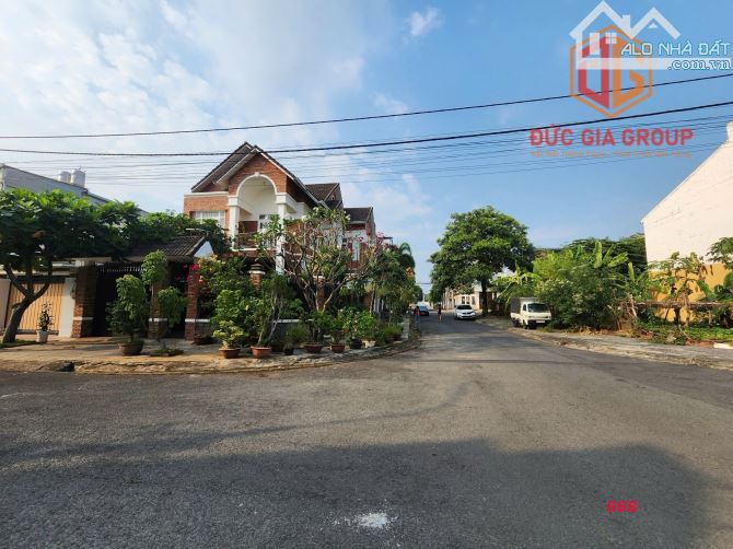 Bán nhà khu dân cư Tân Phong, căn góc 2 mặt tiền đường sổ hồng 195m2 ngang 10m giá 11.2 tỷ
