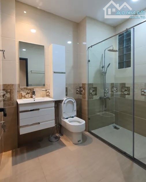 Bán Gấp! Tòa Căn Hộ Dịch Vụ 5 Tầng Trần Hưng Đạo, Q.5 – 74m², 9 Phòng, 350tr/N chỉ 15 Tỷ!