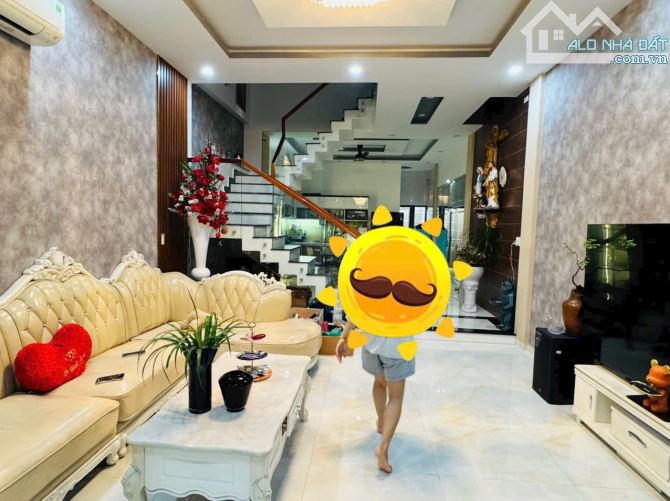 Bán nhà 1 trệt 2 lầu sổ riêng thổ cư p. Long bình