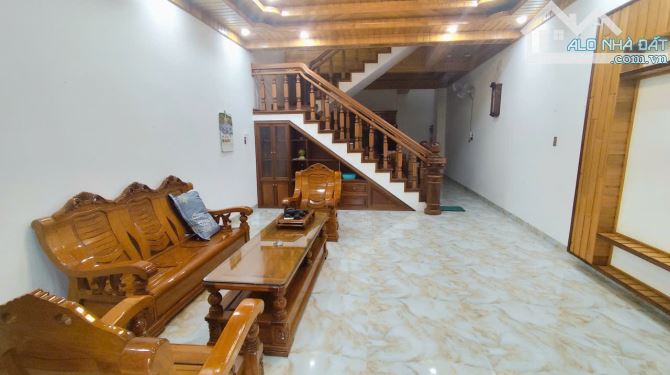 🏡Bán nhà 3 tầng , nội thất gỗ 90% đẹp gần KDT Vính Điềm Trung- chỉ cần xách Vali vào ở