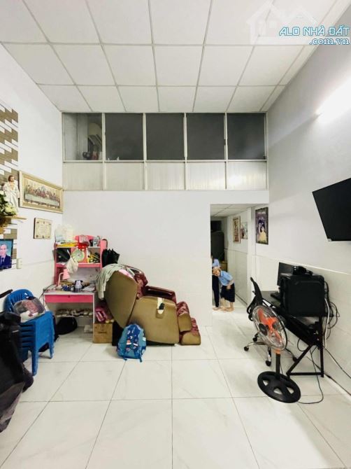 NGAY HƯƠNG LỘ 3 SÁT AEON TÂN PHÚ- HẺM XE TẢI THÔNG - 38M2(4x9.5)- NHÀ 2 TẦNG. CHỈ 4 TỶ XÍU