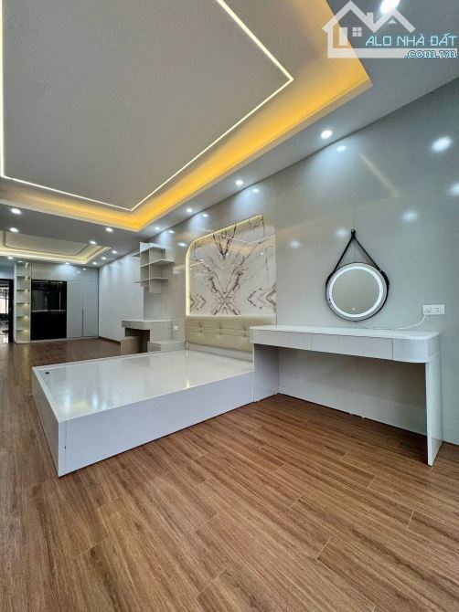 Phân lô ô Tô ngủ Trong nhà hoàng mai quận 5 Tầng Thang Máy nhỉnh 6 Tỷ