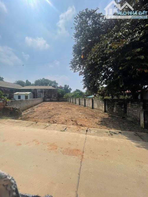 Bán lô đất diện tích 207m2. Giá rẻ. Sổ đỏ pháp lý rõ ràng. Đường thông tứ phía